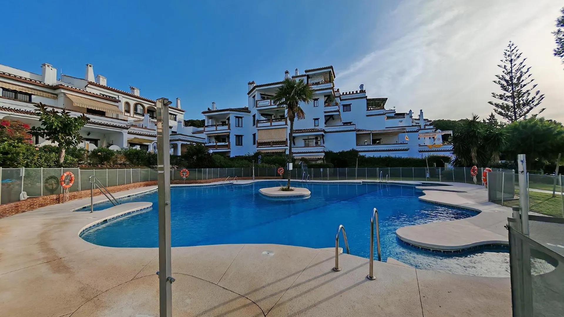 2-Bed Apartment In Calahonda Park, Walk To Beach Sitio de Calahonda