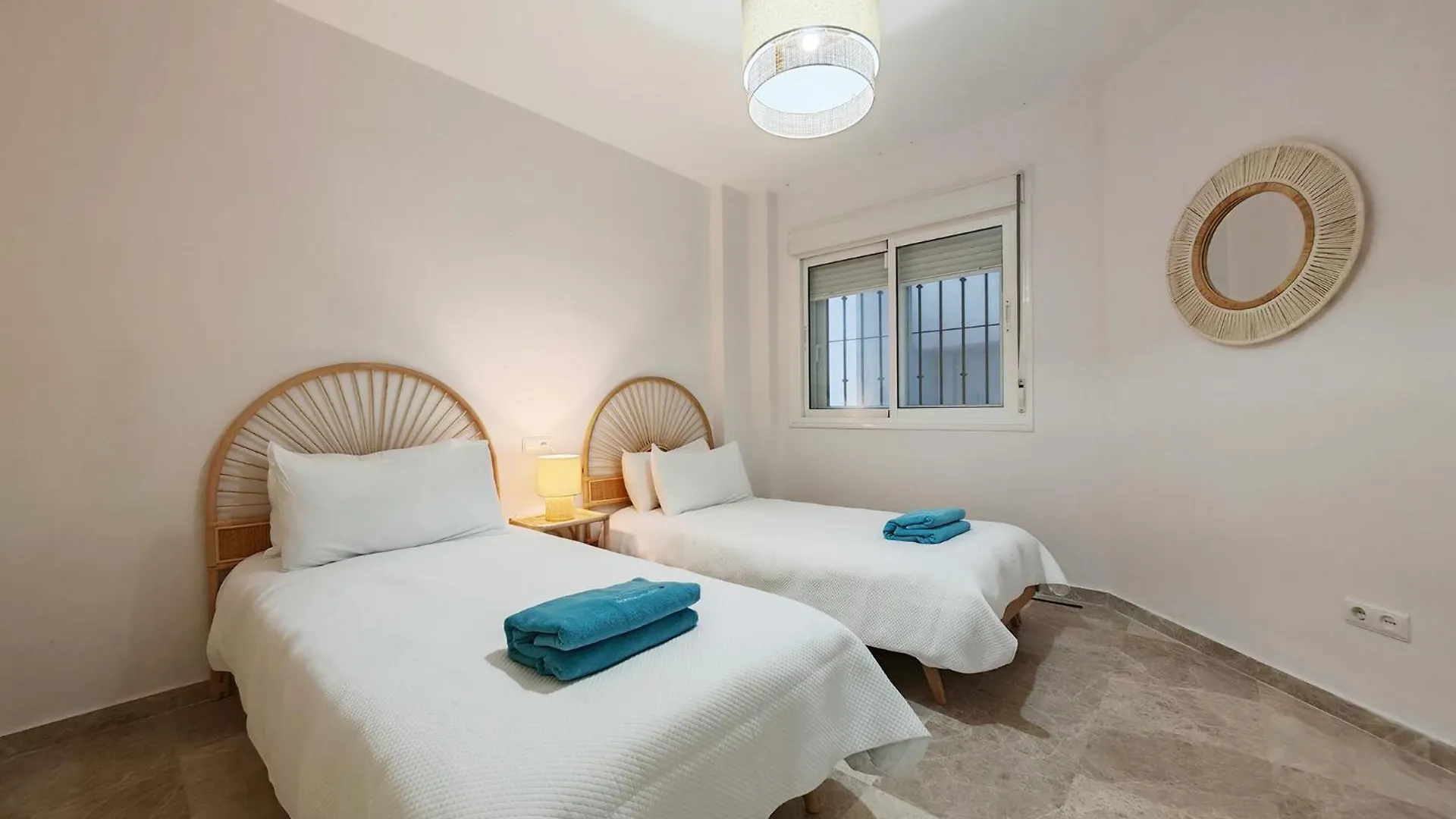 2-Bed Apartment In Calahonda Park, Walk To Beach Sitio de Calahonda