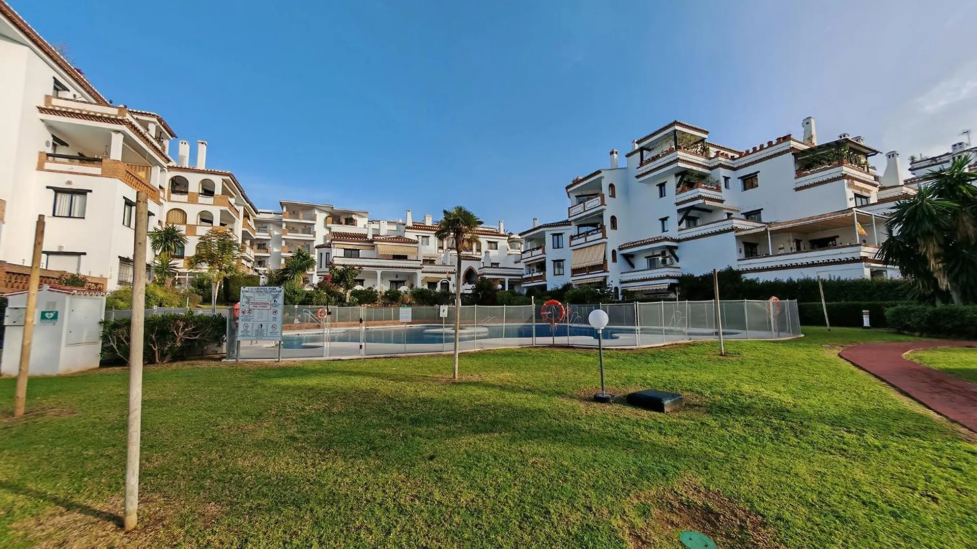 2-Bed Apartment In Calahonda Park, Walk To Beach Sitio de Calahonda
